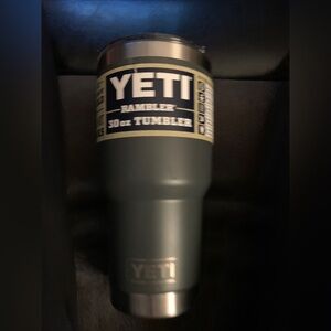 YETI Rambler 30 oz Tumbler w/mag slider lid charcoal
